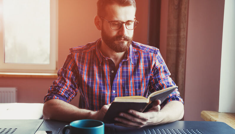 Síndico lendo livro sobre gestão de condomínio